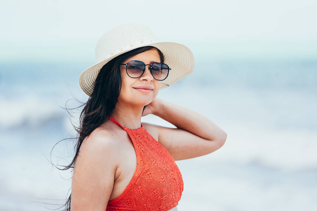 Kobieta na plaży. Portret kobiety w bikini i okulary przeciwsłoneczne - Zdjęcie, obraz