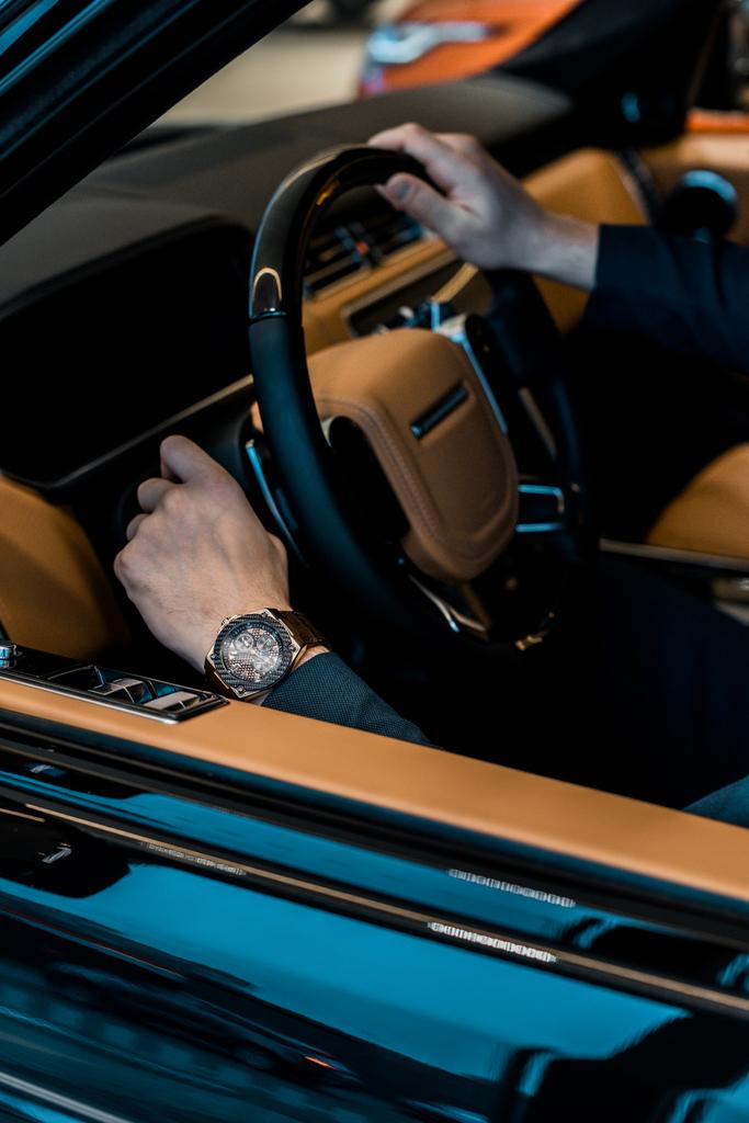 自動車に座っている高級時計を持つビジネスマンをイメージをトリミング - 写真・画像