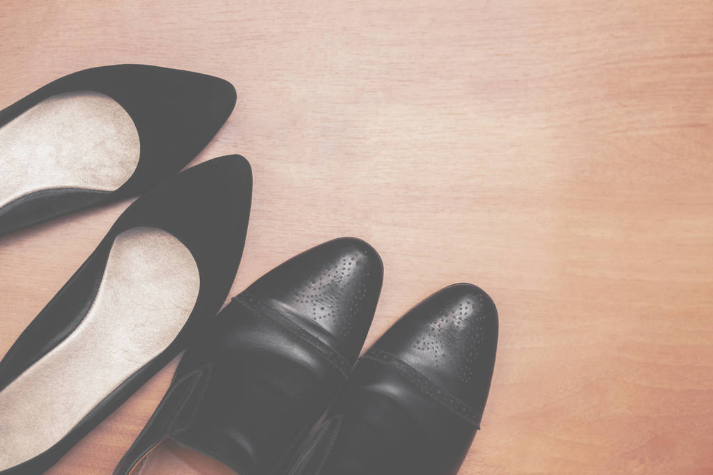 Top vista sapatos masculinos e sapatos femininos no piso em parquet
 - Foto, Imagem
