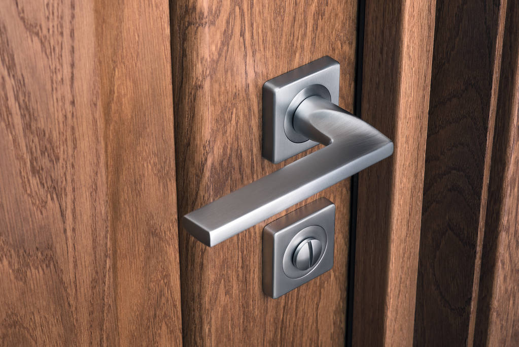 Μεγέθυνση του εκτυπωμένου σύγχρονη χάλυβα πόρτα λαβή με κλειδαριά. Σκούρο ΟΑ - Φωτογραφία, εικόνα
