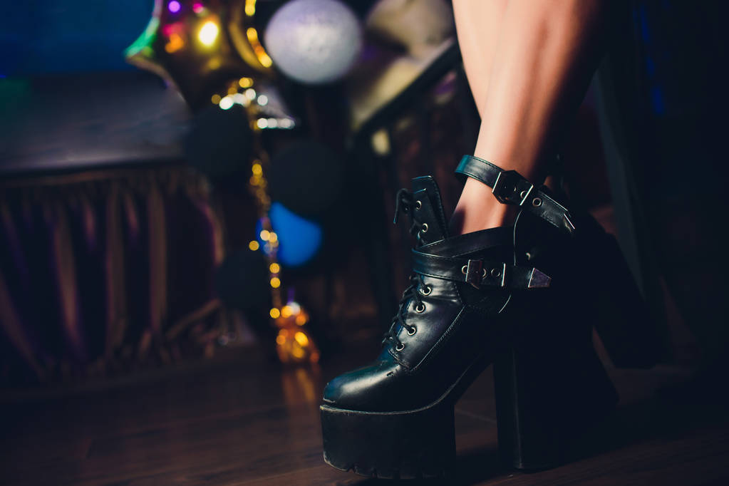 Zbliżenie na szczupłe nogi kobiety sobie wysoki obcas buty. - Zdjęcie, obraz