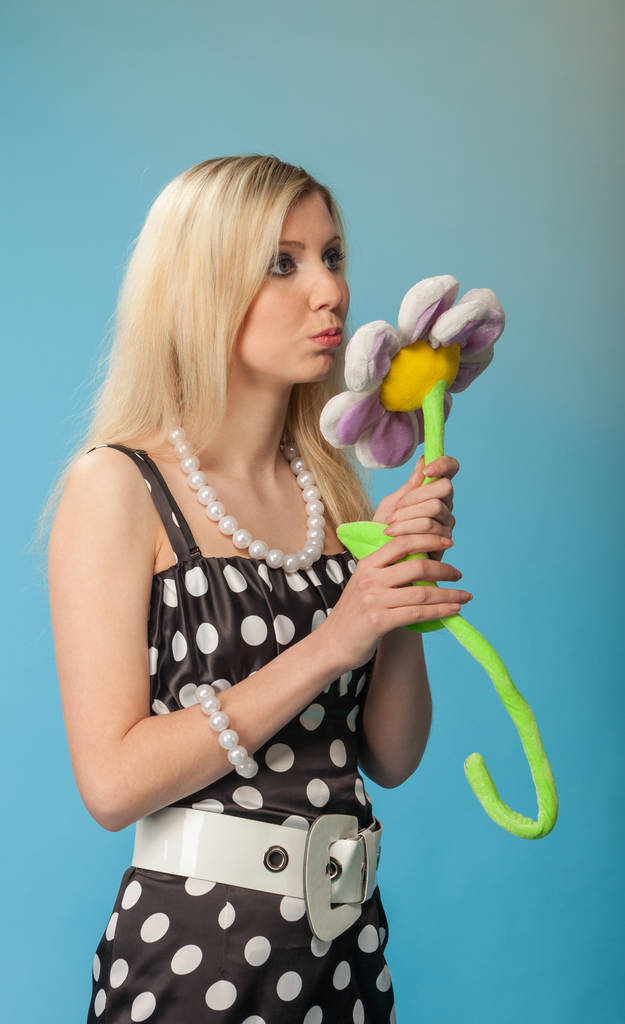 Söpö nuori blondi pehmeä lelu muodossa kukka
 - Valokuva, kuva