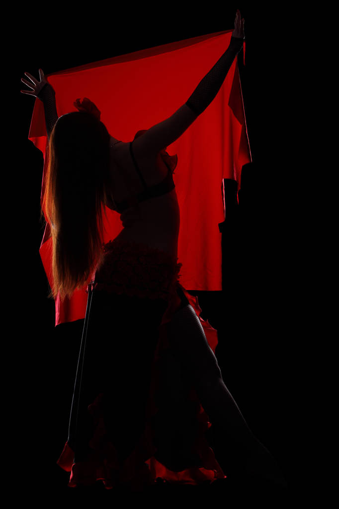 Ελκυστική γυναίκα χορεύοντας στο σκοτάδι - Φωτογραφία, εικόνα