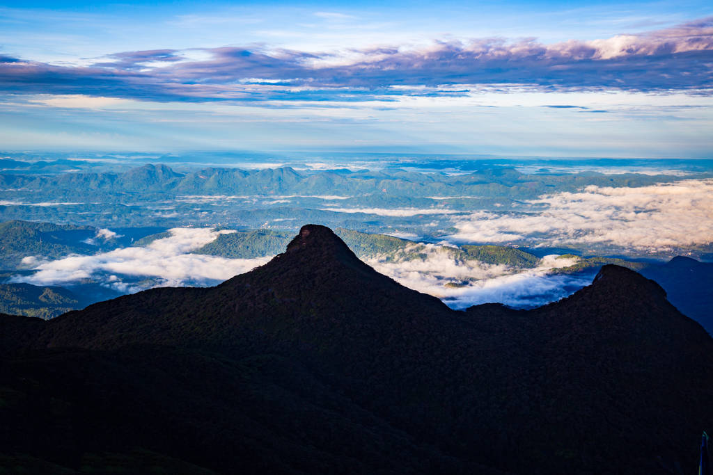 antenni näkymä kauniille vuorille Aatamin huipulta Sri Lankassa
 - Valokuva, kuva
