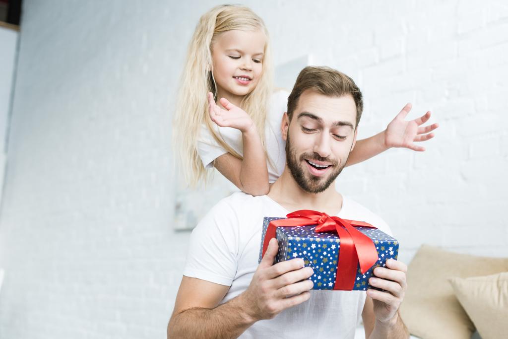 hediye kutusu evde tutan babası bakarak mutlu küçük kızı şaşırttı  - Fotoğraf, Görsel