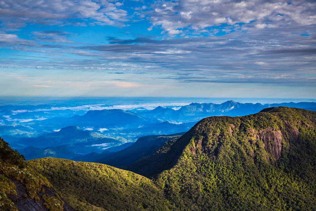 Luftaufnahme der wunderschönen Berge vom Damm in sri lanka - Foto, Bild