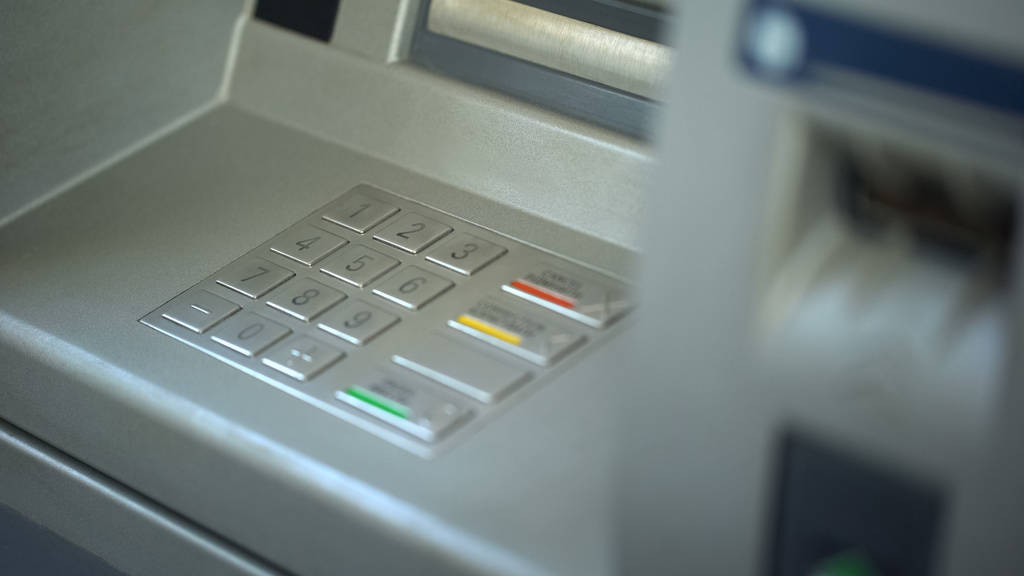 Close-up da caixa automatizada, botões no ATM, retirada de dinheiro seguro
 - Foto, Imagem