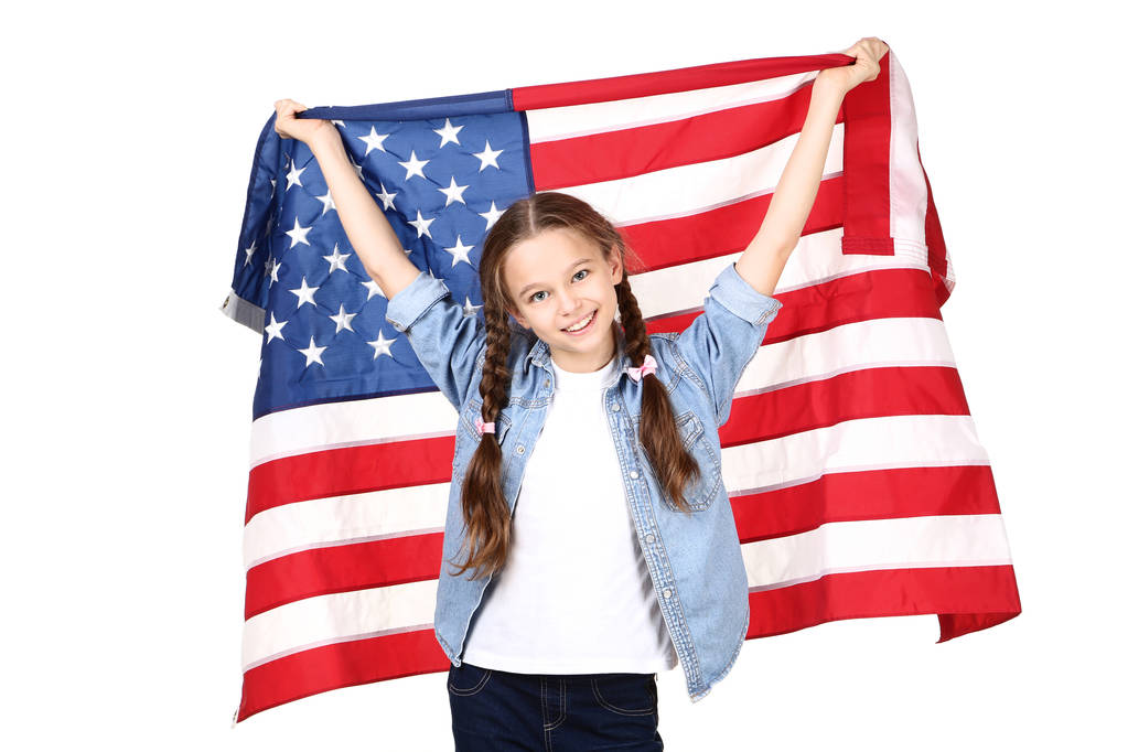 Jong meisje die houdt van een Amerikaanse vlag op witte achtergrond - Foto, afbeelding