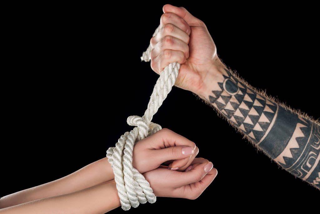 男の黒に分離された女性の手にロープを結ぶことの部分的なビュー - 写真・画像