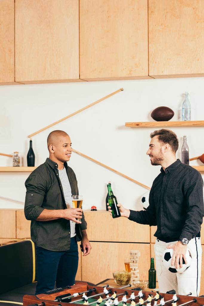 Πλάγια όψη της πολυπολιτισμικής άνδρες με μπύρα έχοντας συνομιλία στο καφέ - Φωτογραφία, εικόνα