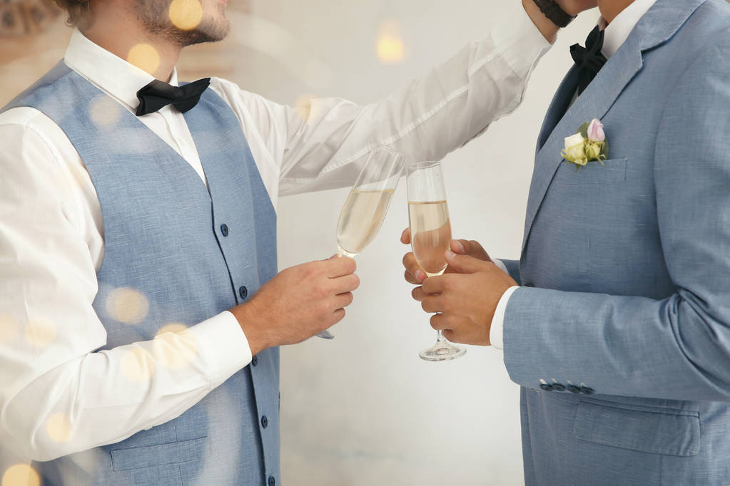 Couple gay nouvellement marié avec des verres de champagne à la maison, gros plan
 - Photo, image
