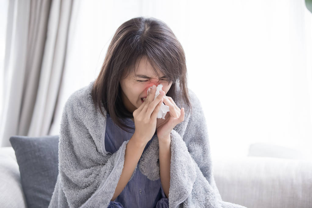 mulher doente e espirrar com papel tissue em casa
 - Foto, Imagem