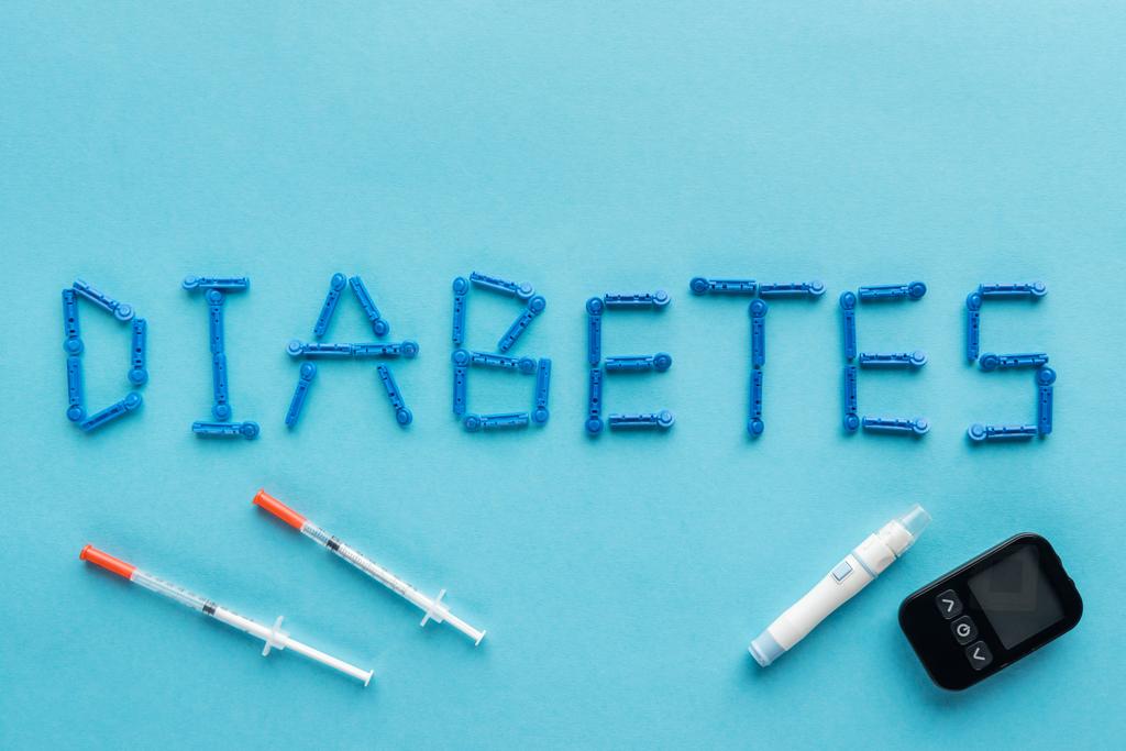 "diabète "mot avec seringues et matériel médical sur fond bleu
 - Photo, image