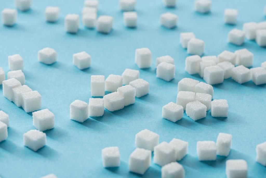 terrones de azúcar blanco sobre fondo azul - Foto, imagen