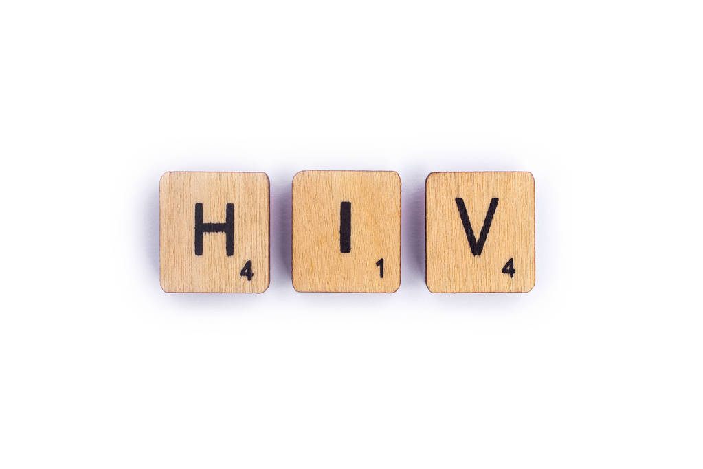 LONDRES, ROYAUME-UNI - 7 JUILLET 2018 : L'abréviation VIH, épeinte avec des carreaux de bois, le 7 juillet 2018
. - Photo, image