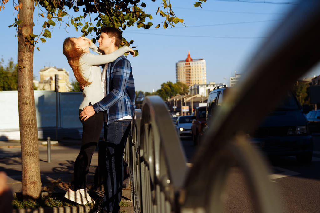 gelukkige paar knuffelen, zoenen op de straat van de stad. datum. Wij zijn de enigen in de wereld - Foto, afbeelding