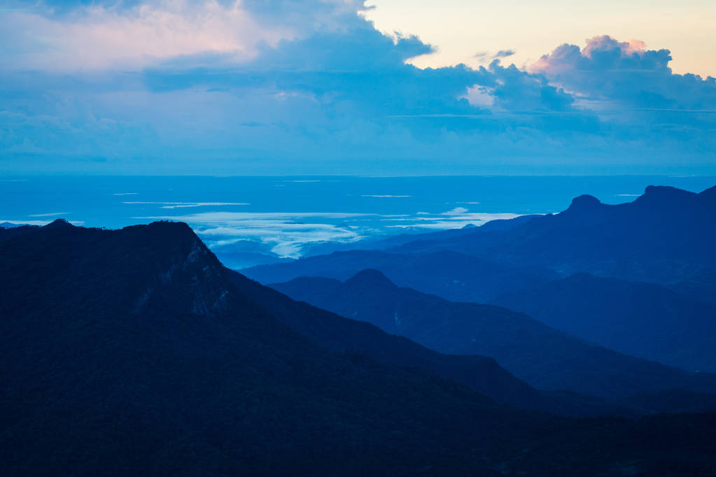 a légi felvétel a gyönyörű hegyek, az Adam's Peak-Srí Lanka - Fotó, kép