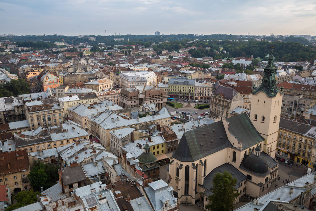 Aşağı Lviv Ukrayna şehri çatıların üzerinde göster - Fotoğraf, Görsel