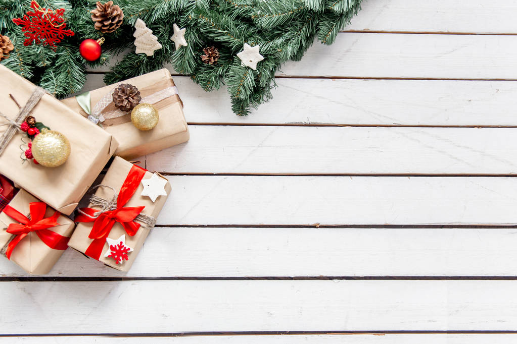 Vánoční dárky a pole na dřevěné pozadí - Fotografie, Obrázek