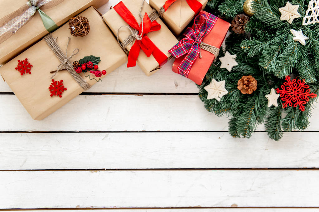 Weihnachtsgeschenke und Schachteln auf Holzgrund - Foto, Bild