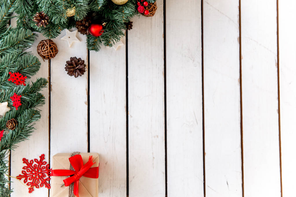 Різдвяні подарунки та коробки на дерев'яному фоні
 - Фото, зображення