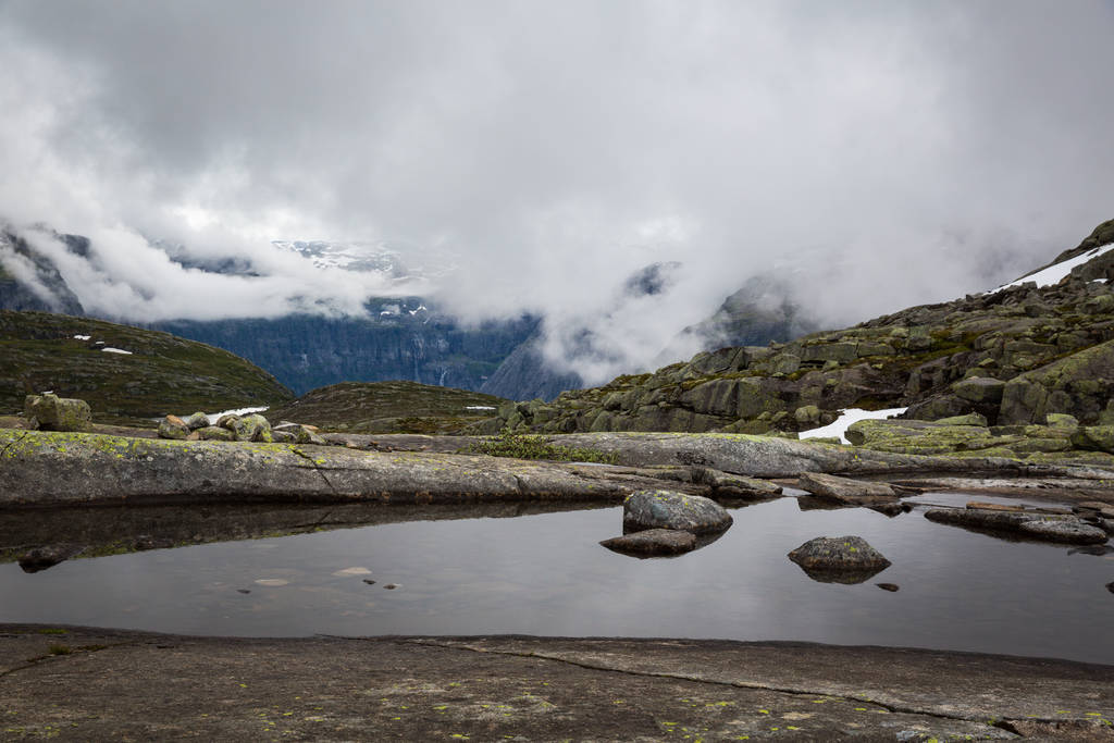 bela paisagem de montanhas norueguesas na trilha para Trolltunga
 - Foto, Imagem