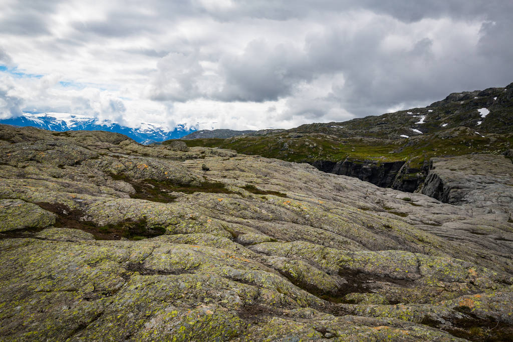 wunderschöne Landschaft der norwegischen Berge auf dem Weg nach Trolltunga - Foto, Bild
