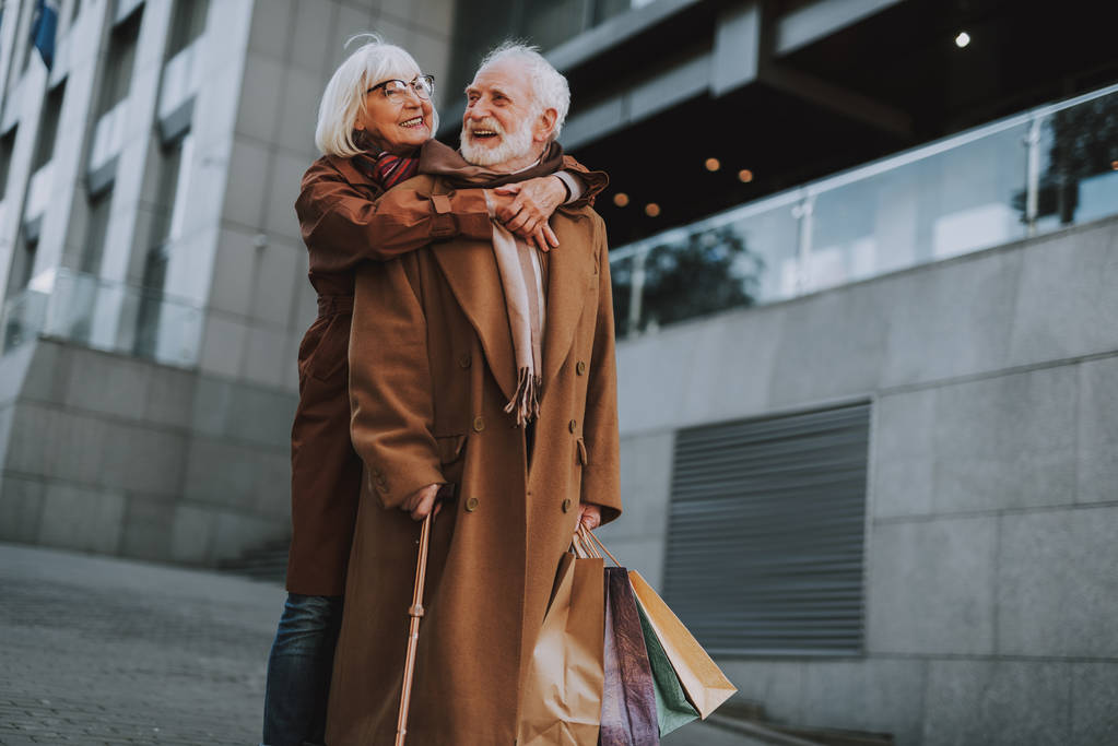 Bella coppia anziana coccole per strada
 - Foto, immagini