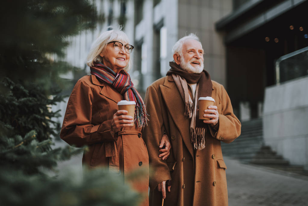 Piękna para starszy z gorących napojów chodzących na ulicy - Zdjęcie, obraz