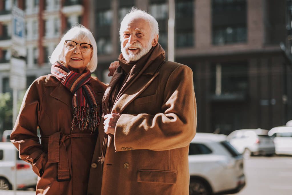 Felice coppia anziana trascorrere del tempo insieme all'aperto
 - Foto, immagini
