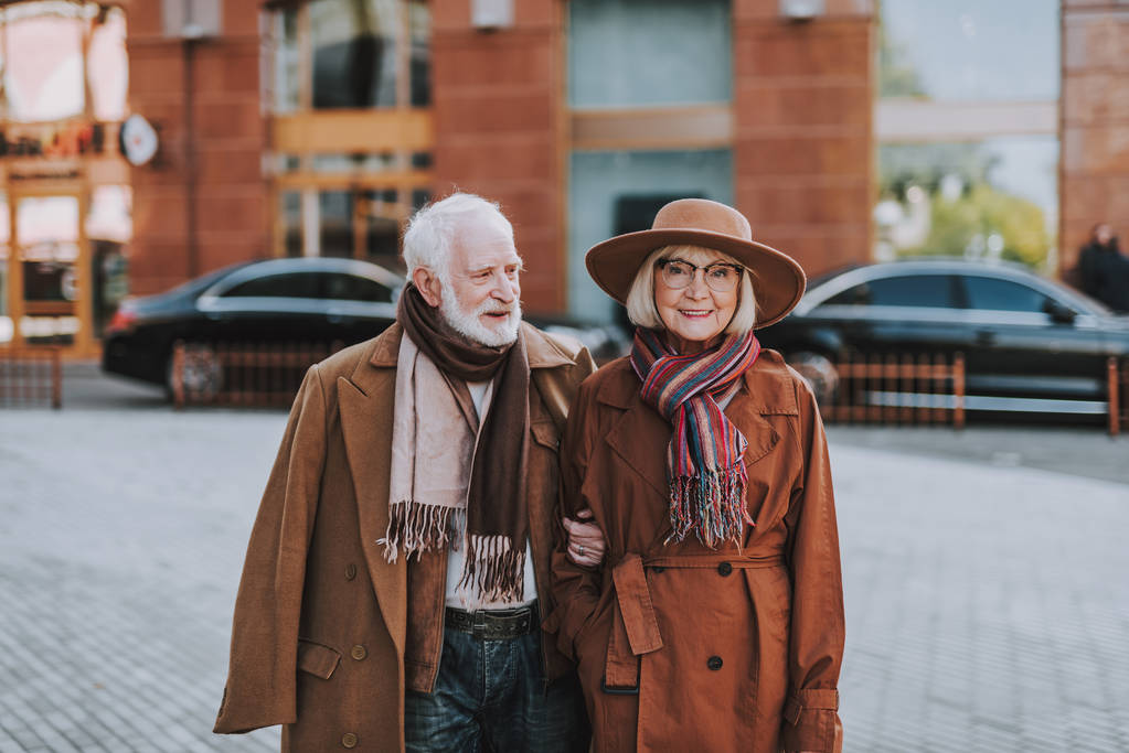 Kaunis vanhempi pari seisoo kadulla
 - Valokuva, kuva