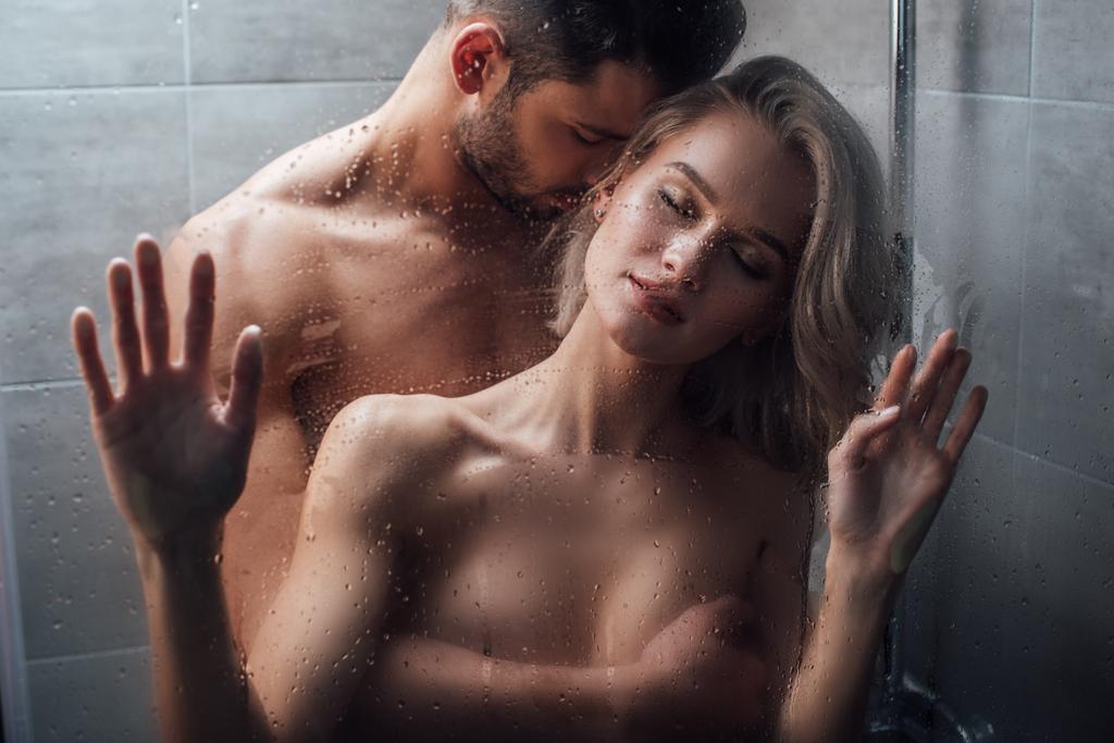przystojny mężczyzna namiętnie Ogarnięcie atrakcyjna kobieta w prysznic  - Zdjęcie, obraz