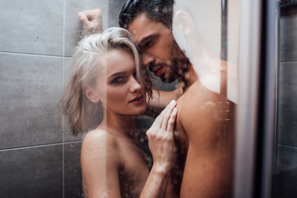 pareja desnuda abrazándose en la pasión y tomando ducha juntos
 - Foto, imagen