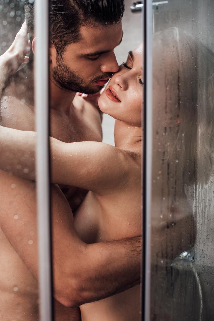 intohimoinen alasti pari halaus ja suudella suihkussa yhdessä
 - Valokuva, kuva