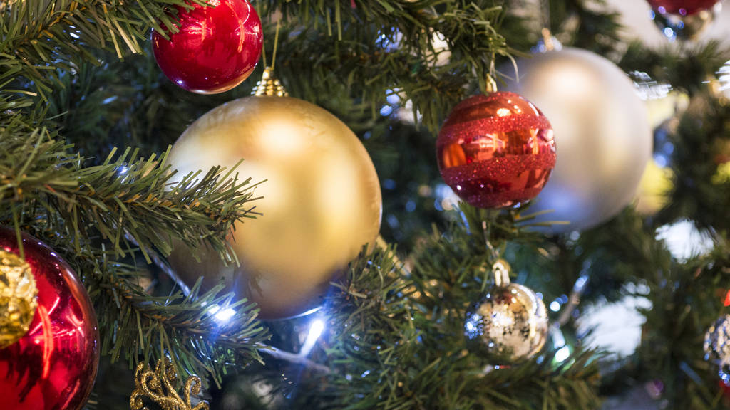 Красный и золотой Рождественский бал на елке
  - Фото, изображение
