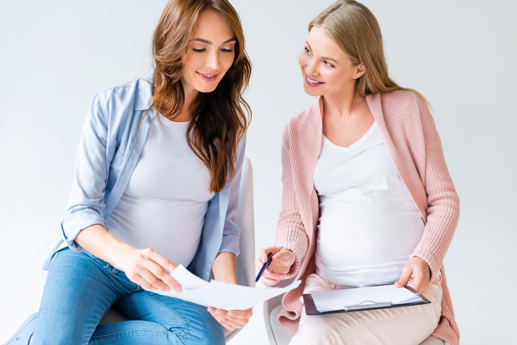 беременные женщины, говорящие в классе для беременных изолированы от белых
 - Фото, изображение