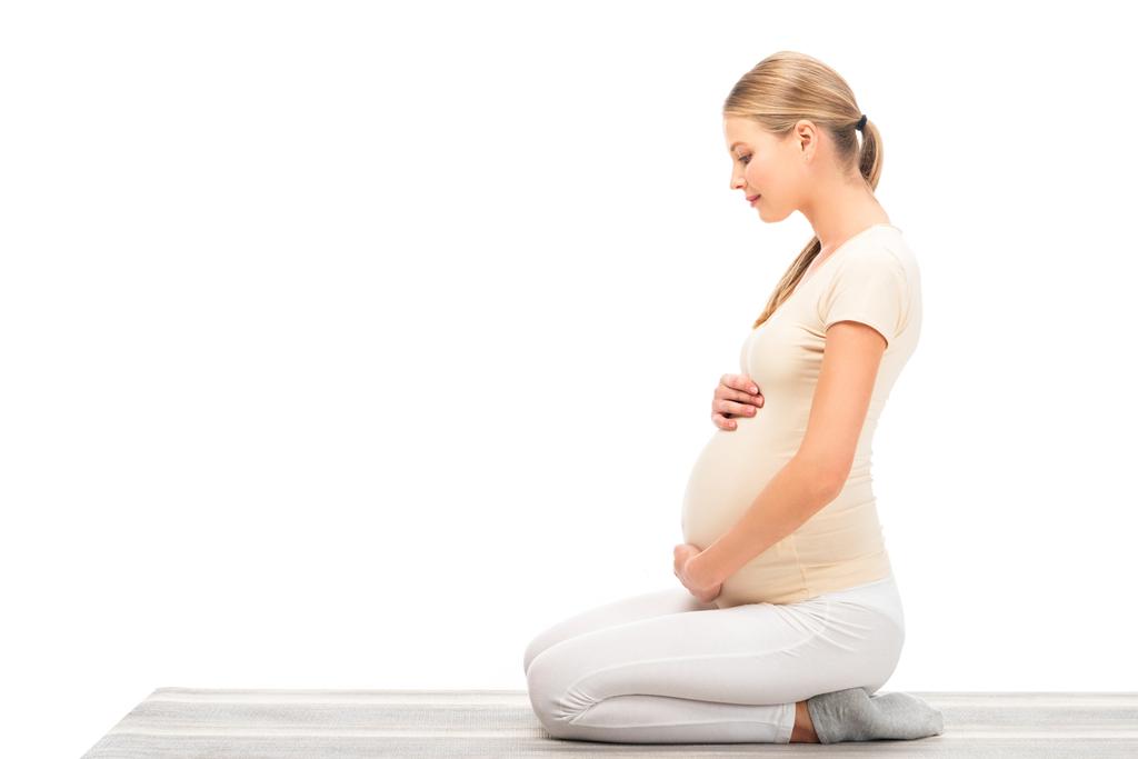 beyaz izole profil katta oturan hamile sarışın kadın - Fotoğraf, Görsel