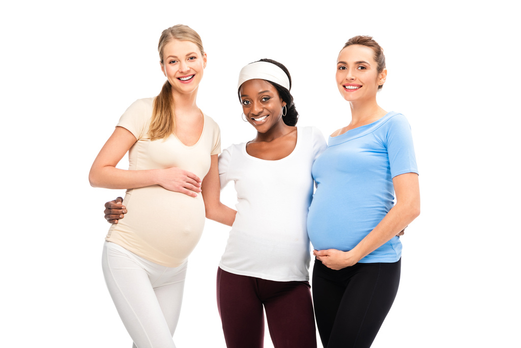 tři těhotné ženy stojící a objímání izolované na bílém - Fotografie, Obrázek