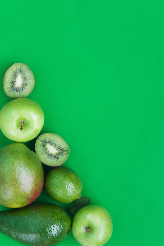 Luova tausta vihreä eri kesällä trooppisia hedelmiä. Ruoka käsite kunto illallinen, kasvipohjainen ruokavalio, frutarian, terveellistä ruokavaliota
 - Valokuva, kuva