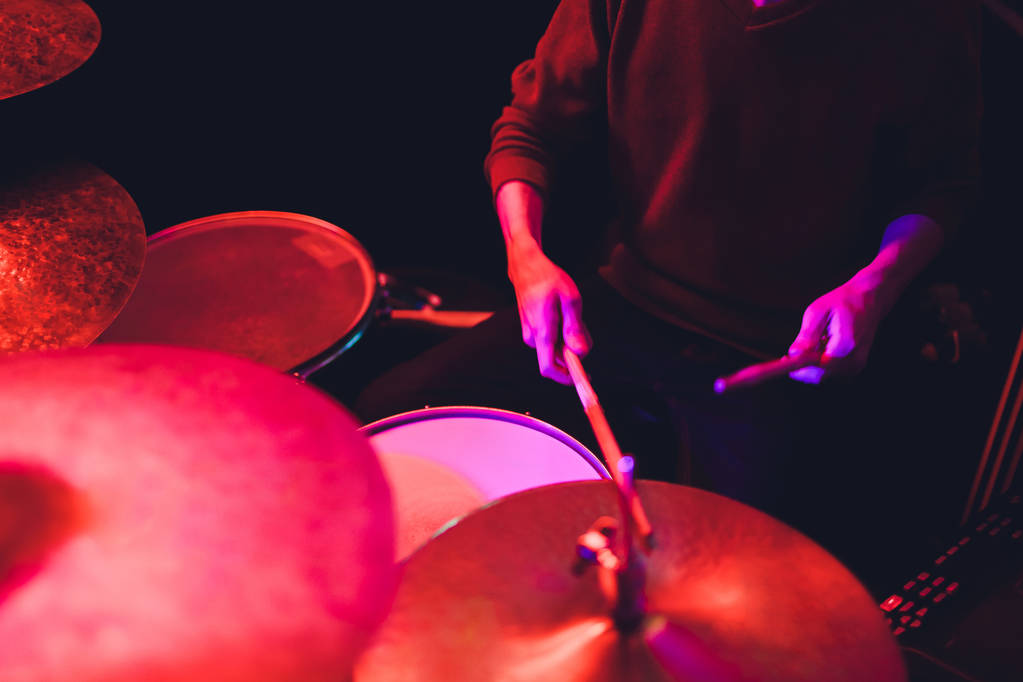 Человеческие руки играют на барабане с барабанной палочкой
. - Фото, изображение