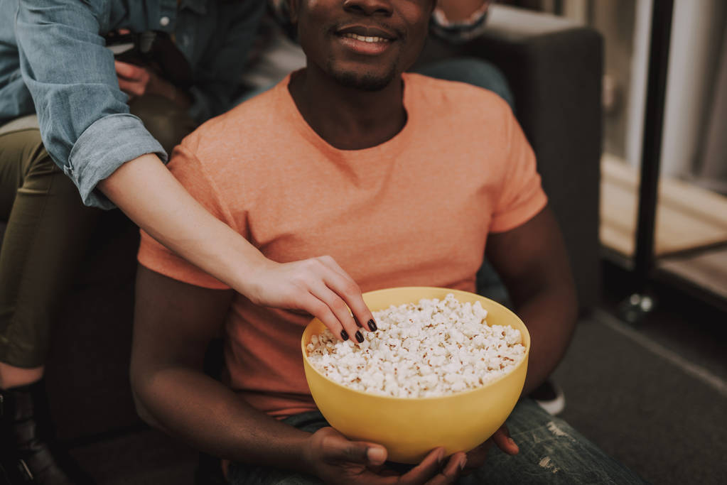 Леді arm досягнення хрусткі закуски в руках афро-американський хлопець - Фото, зображення