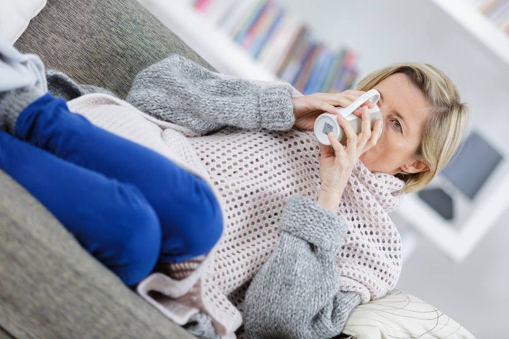 kypsä sairaus nainen juo kuumaa teetä kotona
 - Valokuva, kuva