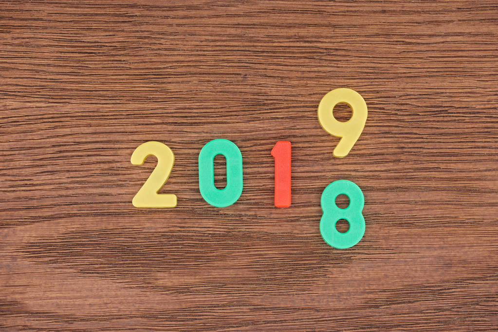ylhäältä näkymä päivämäärä tehty värikkäitä numeroita symboloi muutosta 2018 jotta 2019 puinen tausta
 - Valokuva, kuva
