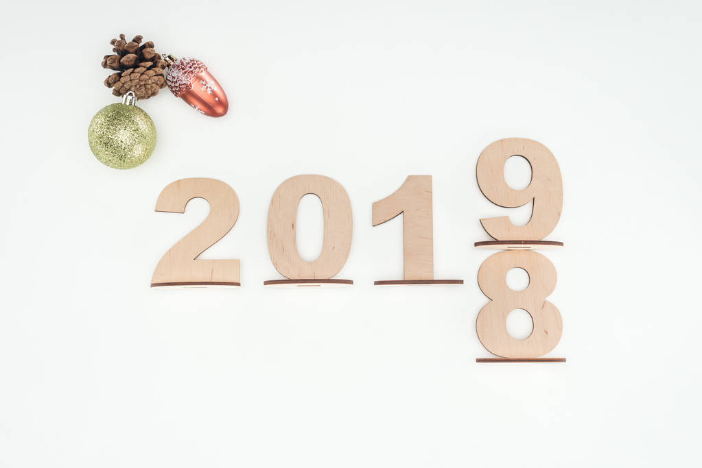 felülnézet dátum szimbolizáló váltás 2018 2019, karácsonyi díszek, elszigetelt fehér fából készült számokat - Fotó, kép