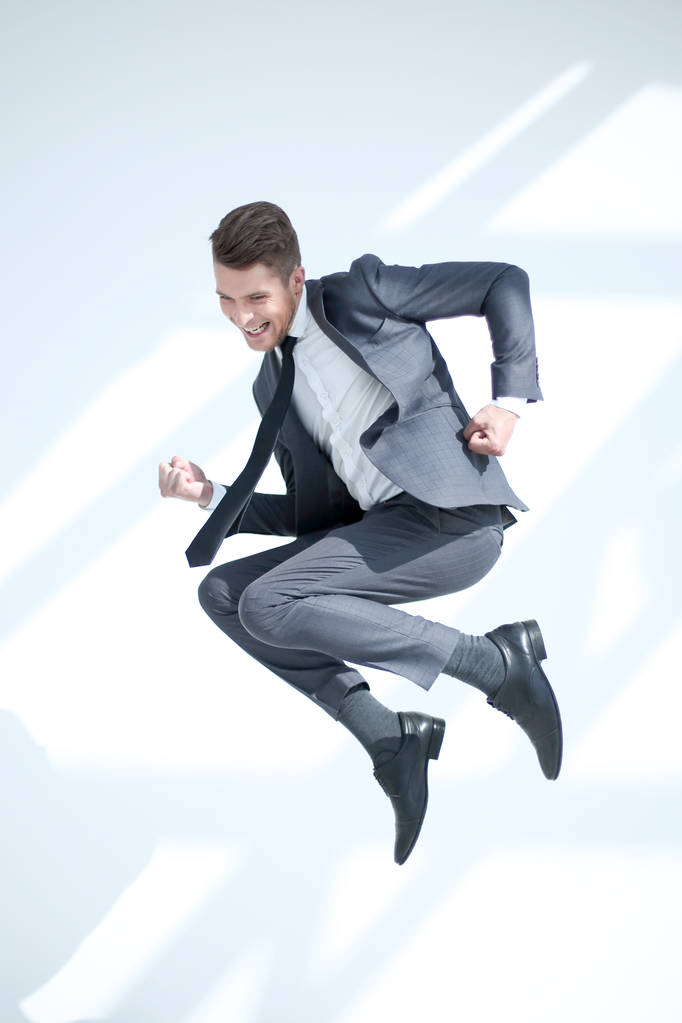 Полный прыжок молодого человека, прыгающего с открытым ртом, изол
 - Фото, изображение