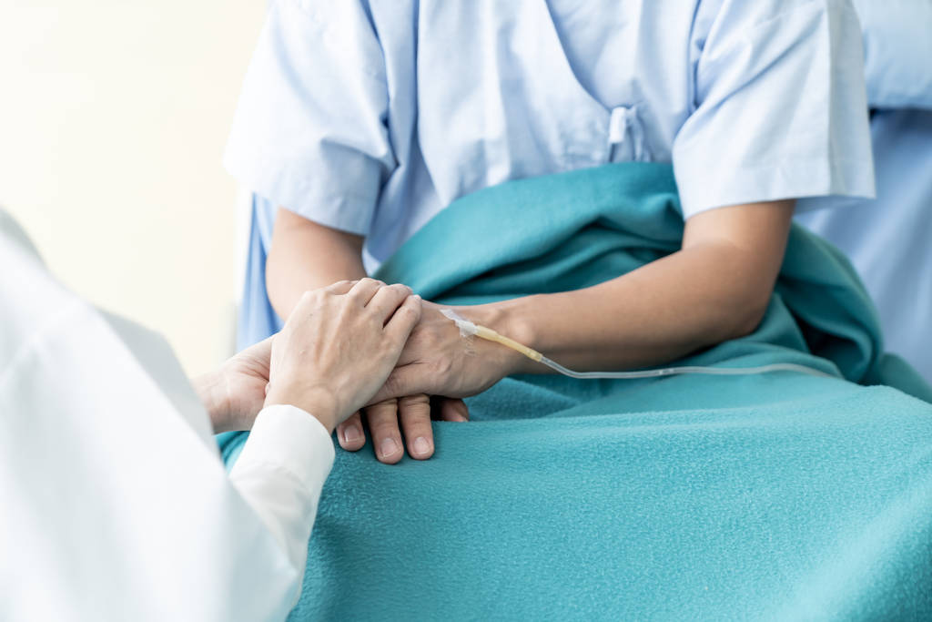 Рука врача-женщины, которая обнадеживает своего старшего пациента - выборочная точка фокусировки
 - Фото, изображение