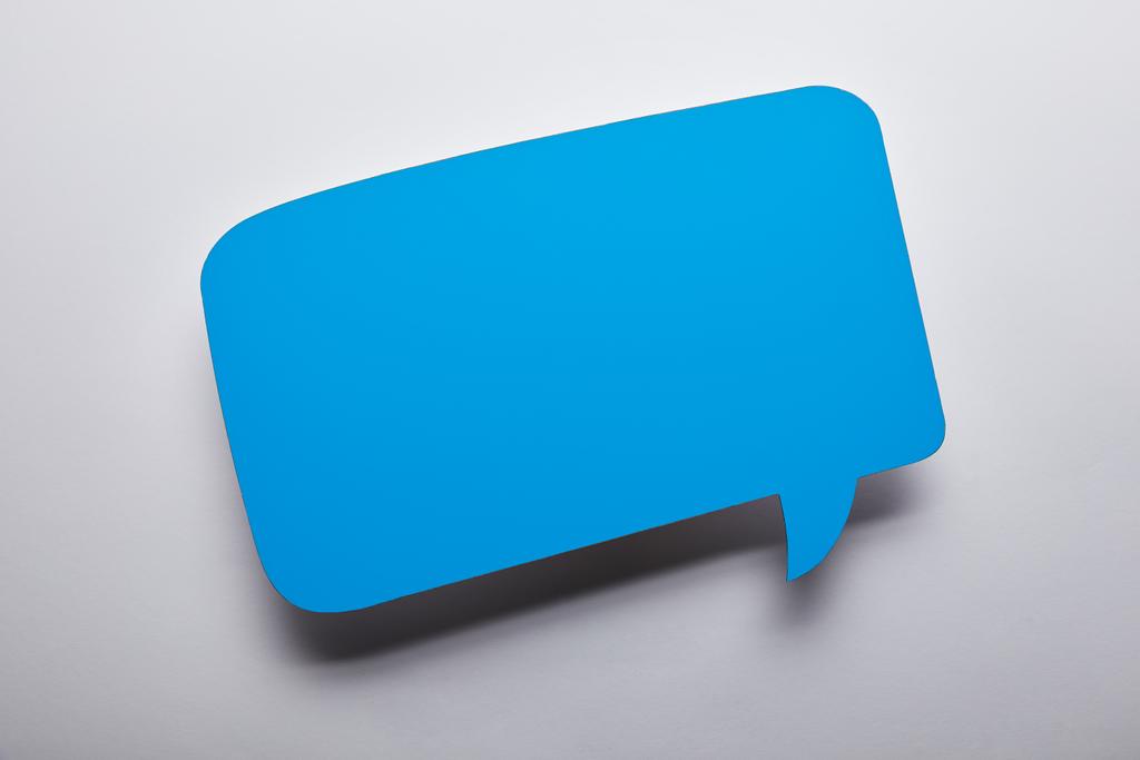 boş mavi konuşma balonu üstten görünüm gri arka plan üzerinde - Fotoğraf, Görsel