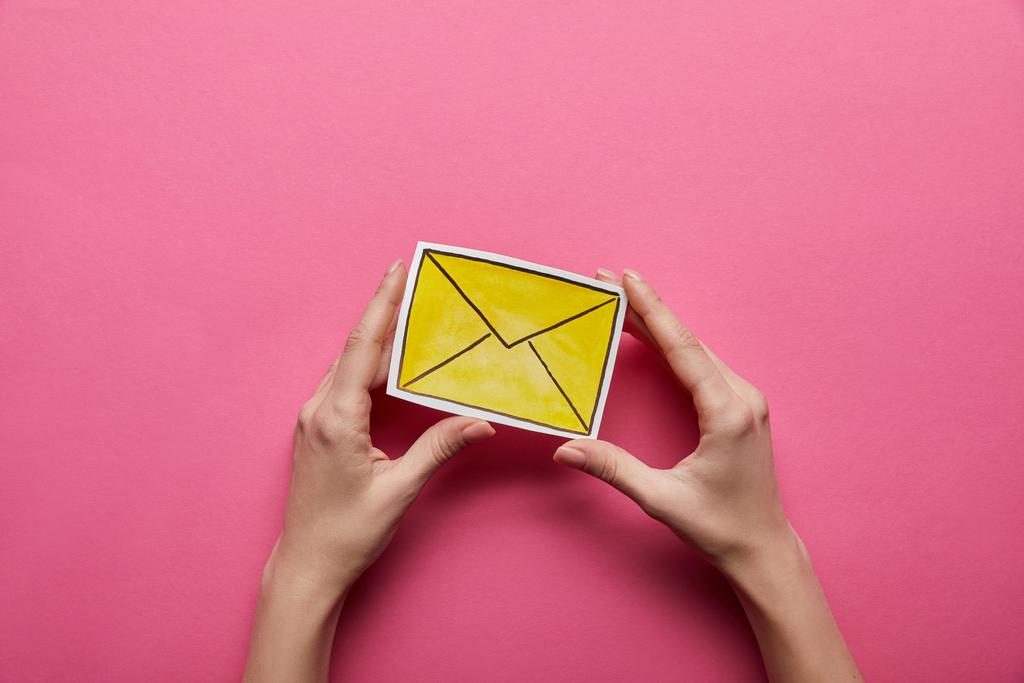 κάτοψη του κίτρινο email υπογραφή σε ροζ φόντο - Φωτογραφία, εικόνα