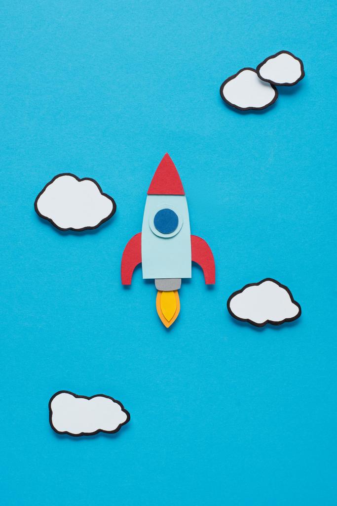 верхний вид бумажной ракеты с облаками на синем фоне, постановка целей концепции
 - Фото, изображение