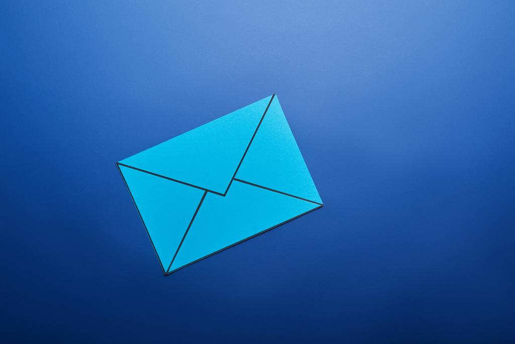 vista dall'alto del segno email azzurro su sfondo blu
 - Foto, immagini
